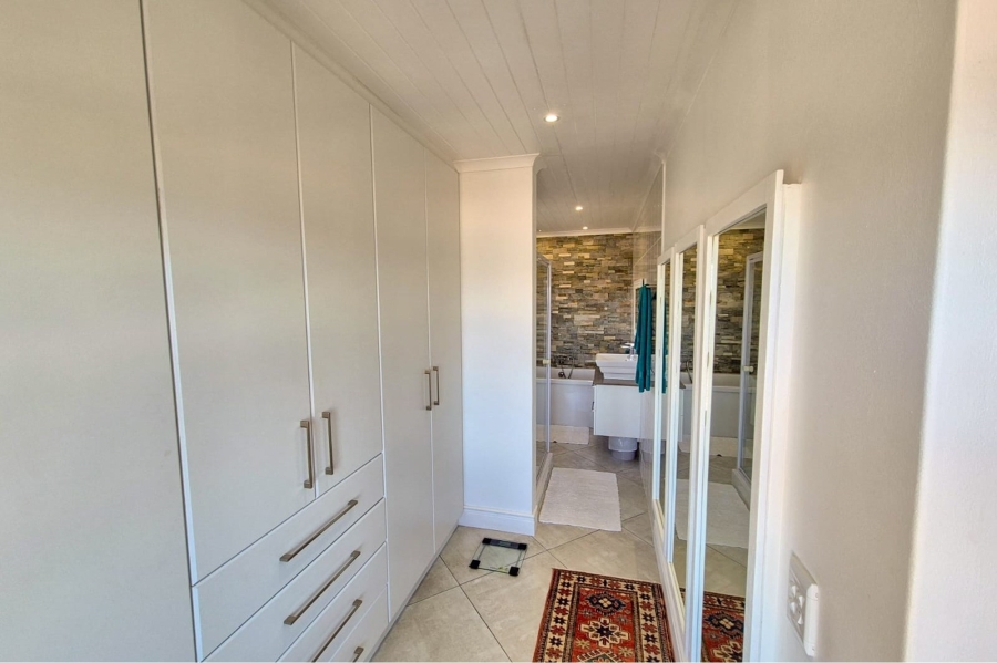 4 Bedroom Property for Sale in Oceanview Heights Western Cape